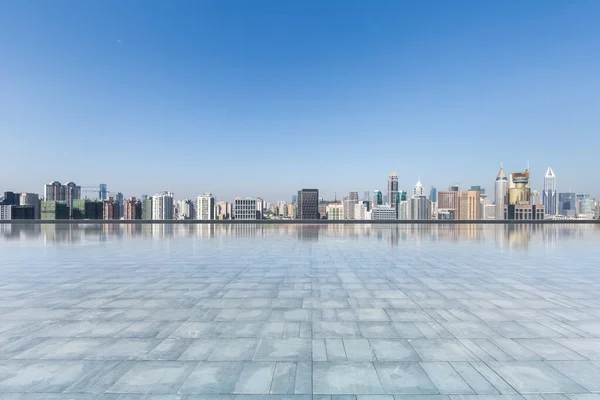 上海の近代的な都市のスカイライン空の正方形の床と日当たりの良い空に対して — ストック写真