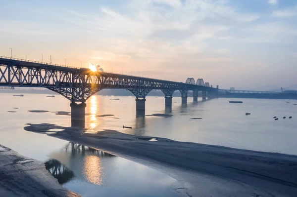 Demiryolu Karayolu Birleşik Köprüsü Gün Doğumunda Tren Jiujiang Yangtze Nehir — Stok fotoğraf