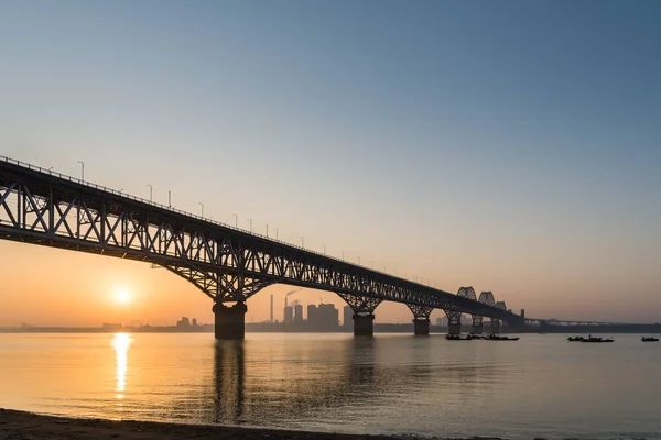 日の出 高速道路と鉄道の九江長江大橋 — ストック写真