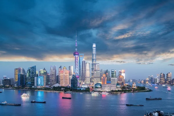 夕暮れ時の魅力的な上海のスカイライン 浦東金融センターと中国の黄浦川 — ストック写真