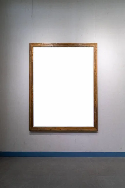 在旧墙上孤立的空白木制画框 — 图库照片