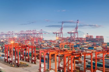 Shanghai konteyner terminali alacakaranlıkta.