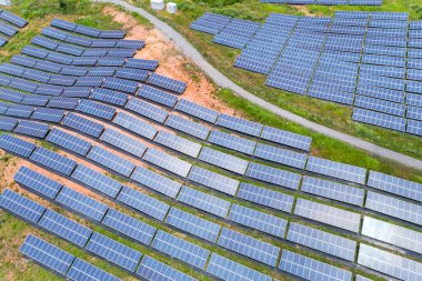Tepenin yamacında güneş enerjisi, yeni enerji