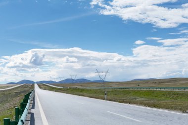 Çölün karşısındaki otoyol, uzaklara uzanan uzun yol.