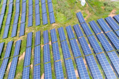 Dağ yamacında güneş enerjisi, yeni enerjinin havadan görüntüsü