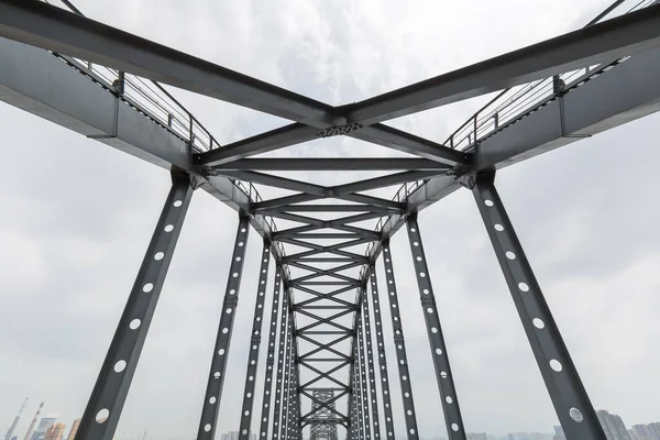 Zbliżenie Mostu Stalowego Podparcie Konstrukcyjne Kratownic Stalowych — Zdjęcie stockowe