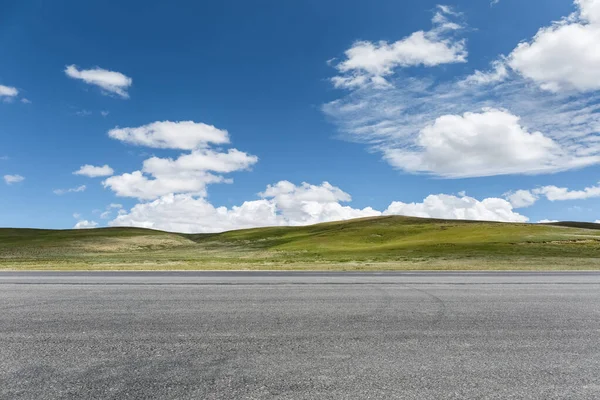 Empty Asphalt Road Wild Blue Sky — Stock Photo, Image