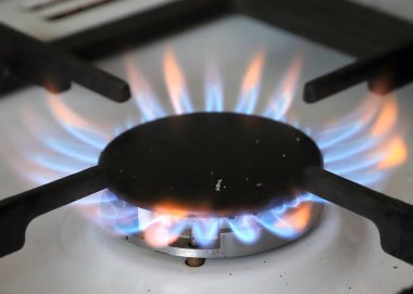 parlak sıcak alevler yanan doğal gaz