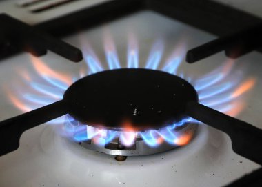 parlak sıcak alevler yanan doğal gaz