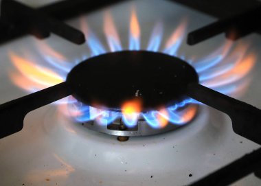 parlak sıcak alevler yanan doğal gaz