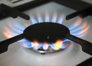 parlak sıcak alevler yanan doğal gaz