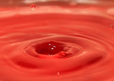 bir sıvı sonra bir damla su yüzeyinde desenler