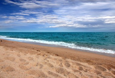 gün batımında Akdeniz'in güzel güneşli kumsalı