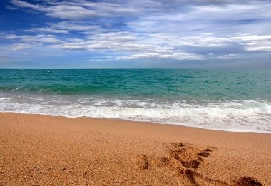 gün batımında Akdeniz'in güzel güneşli kumsalı