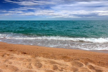 gün batımında Akdeniz'in güzel güneşli kumsalı