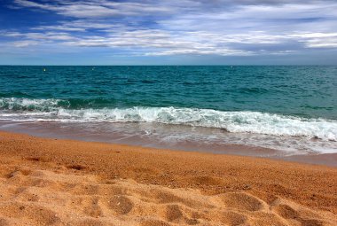 gün batımında Akdeniz'in güzel güneşli kumsalı