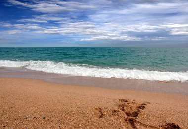 gün batımında Akdeniz'in güzel güneşli kumsalı