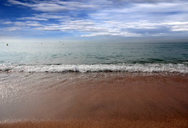 gün batımında Akdeniz'in güzel güneşli kumsalı
