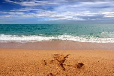 gün batımında Akdeniz'in güzel güneşli kumsalı