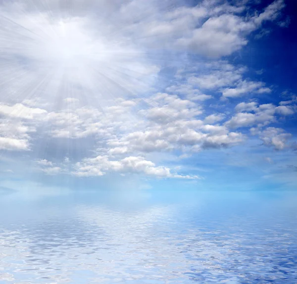 Reflexão Belo Céu Azul Uma Superfície Calma Mar — Fotografia de Stock