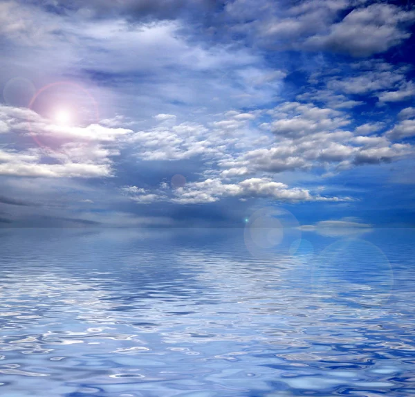 Отражение Красивого Голубого Неба Спокойной Морской Поверхности — стоковое фото