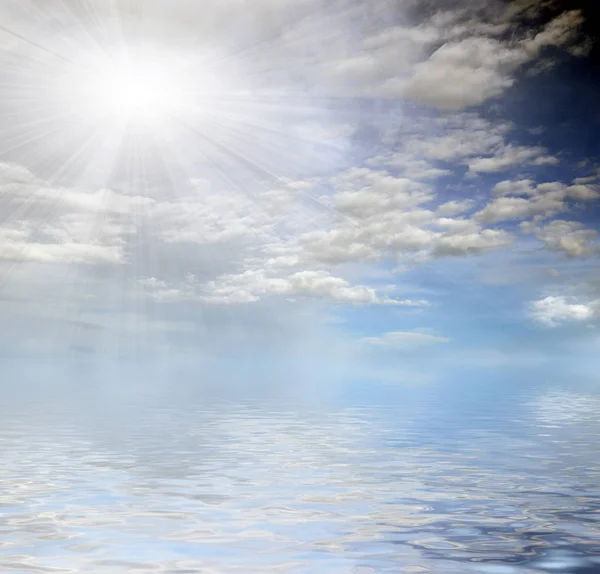 Reflexão Belo Céu Azul Uma Superfície Calma Mar — Fotografia de Stock