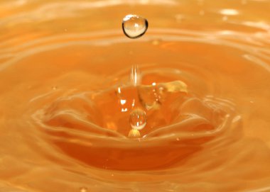 bir sıvı sonra bir damla su yüzeyinde desenler