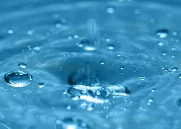 Muster Auf Der Oberfläche Einer Flüssigkeit Nach Einem Tropfen Wasser — Stockfoto