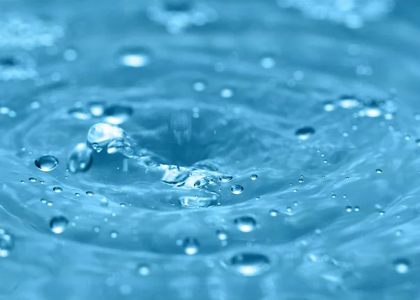Muster Auf Der Oberfläche Einer Flüssigkeit Nach Einem Tropfen Wasser — Stockfoto