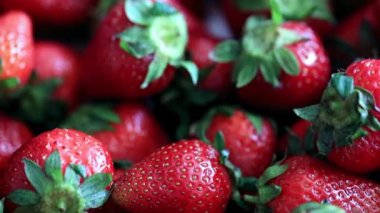 Olgun taze tatlı çilek Bahçe arsa üzerinden güzel bir ürün