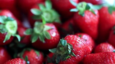 Olgun taze tatlı çilek Bahçe arsa üzerinden güzel bir ürün