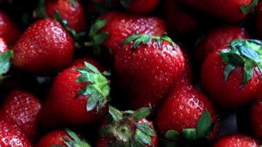 Olgun taze tatlı çilek Bahçe arsa üzerinden güzel bir ürün