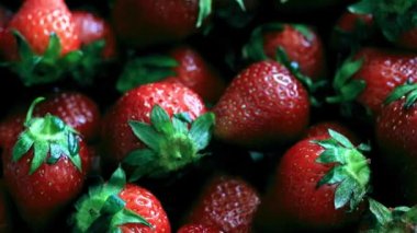 Olgun taze tatlı çilek Bahçe arsa üzerinden güzel bir ürün