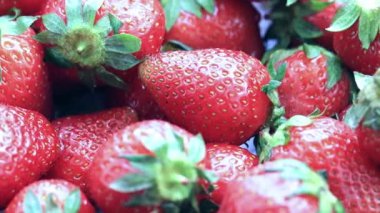 Çorba hazırlarken kaynar sıvı yüzeyindeki yağ köpük