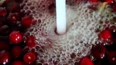 Canlı temiz su ve olgun kırmızı tatlı kiraz kat akan