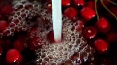 Canlı temiz su ve olgun kırmızı tatlı kiraz kat akan