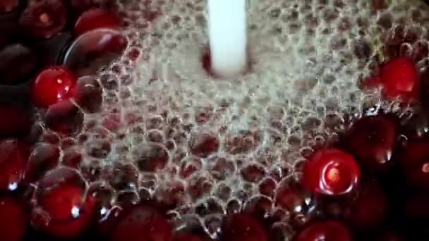 Жива Прозора Вода Стиглі Червоні Солодкі Вишневі Підлоги — стокове відео