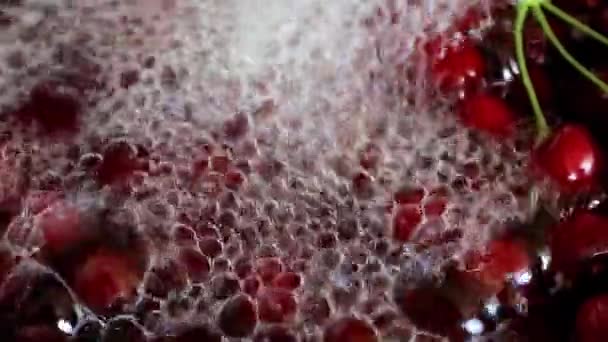 活気のある流れる澄んだ水と熟した甘いチェリーの床 — ストック動画