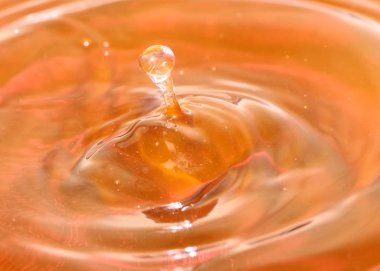 bir damla sıvı sonra su yüzeyinde güzel desenler 