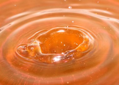 bir damla sıvı sonra su yüzeyinde güzel desenler 