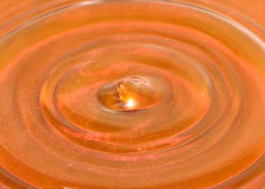 bir damla sıvı sonra su yüzeyinde güzel desenler 