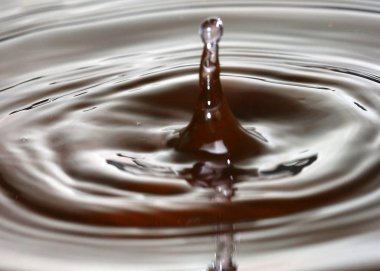 bir damla sıvı sonra su yüzeyinde güzel desenler