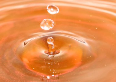 bir damla sıvı sonra su yüzeyinde güzel desenler