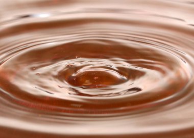 bir damla sıvı sonra su yüzeyinde güzel desenler