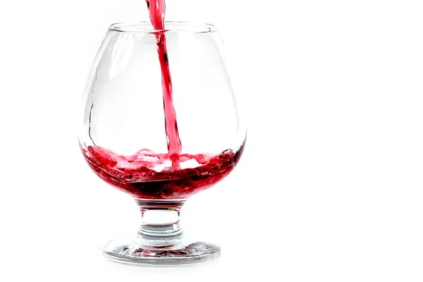 Ένα Πρόστιμο Κόκκινο Δυνατό Κρασί Χύνεται Ένα Διαφανές Γυαλί — Φωτογραφία Αρχείου