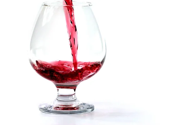 Bon Vin Rouge Fort Est Versé Dans Verre Transparent — Photo