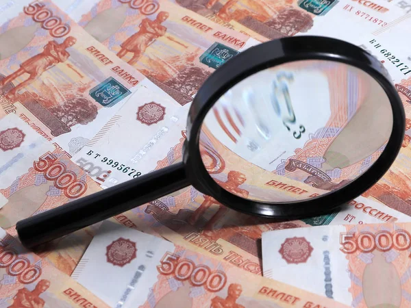 Controllare Con Una Lente Ingrandimento Rubli Carta Russa — Foto Stock