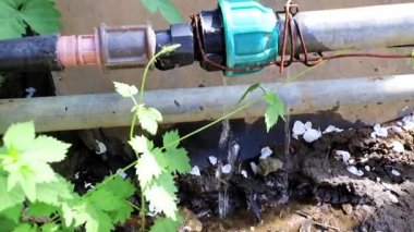 yıpranmış yırtılmış eski lastik boru bağlantı parçaları ile su geçer 
