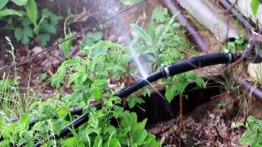 yıpranmış yırtılmış eski lastik boru bağlantı parçaları ile su geçer 