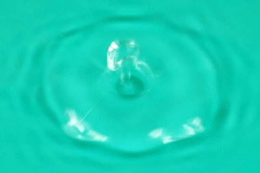 havuzda güzel bir temiz su yüzeyinde sıçraması 